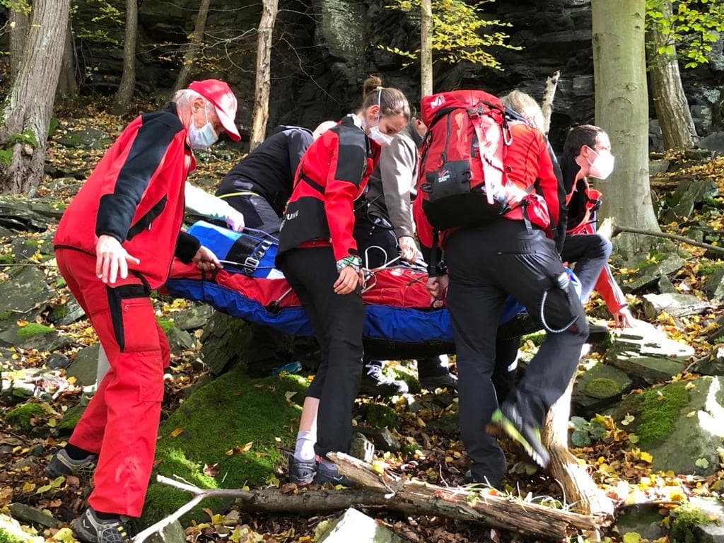 Einsatzkräfte tragen Verletzten